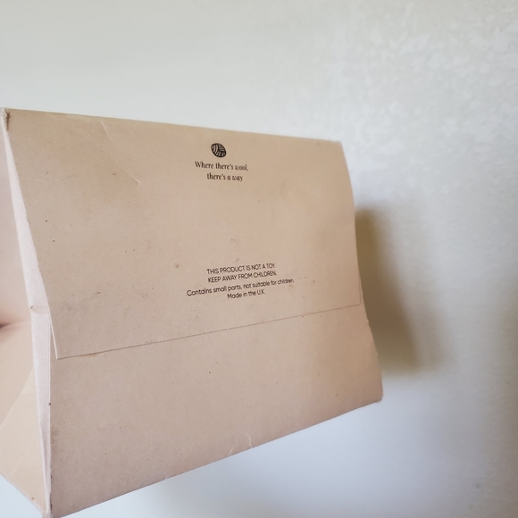 Stitch & Story 100% merino wool pink white knitting beanie hat kit - Picture 6 of 9